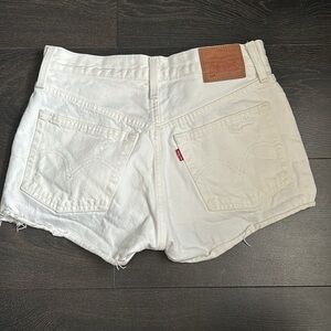LEVI’S 501 JEAN SHORTS.